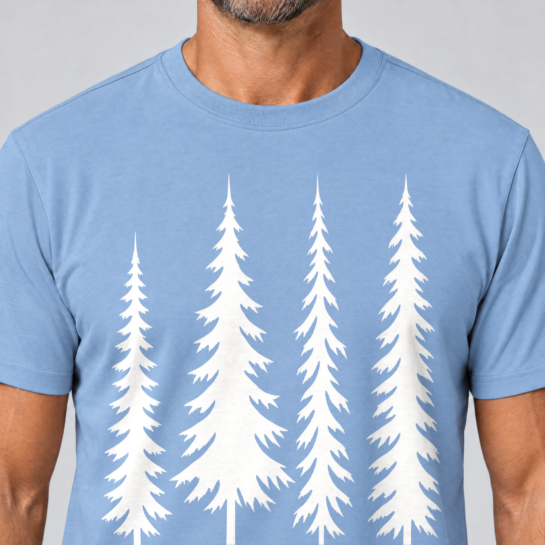 Nahaufnahme des Drucks: Vier Fichten – T-Shirt Unisex in Himmelblau, von einem Mann getragen