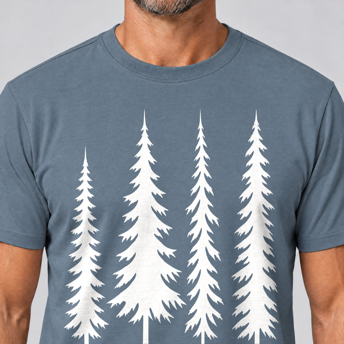 Nahaufnahme des Drucks: Vier Fichten – T-Shirt Unisex in Steinblau, von einem Mann getragen