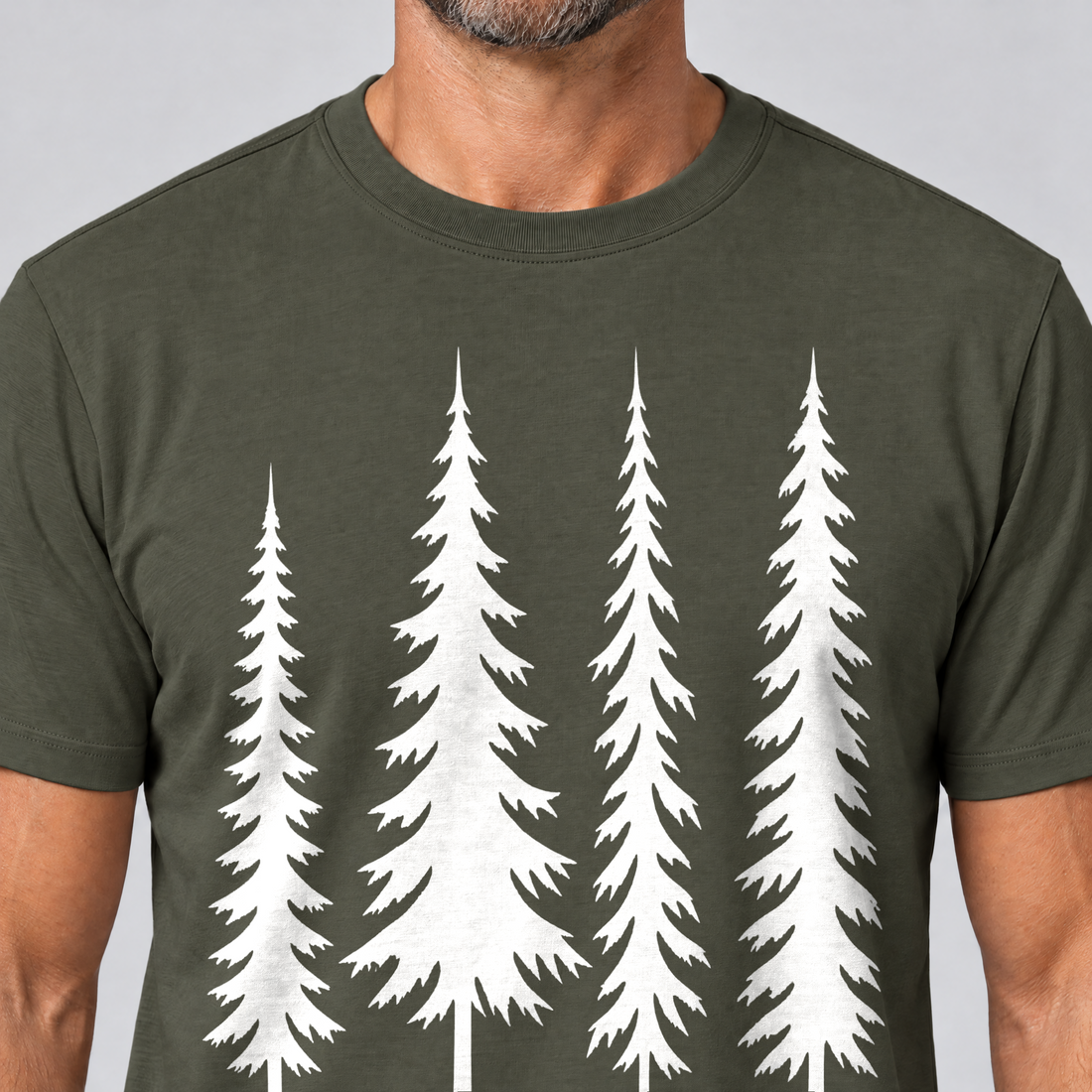 Nahaufnahme des Drucks: Vier Fichten – T-Shirt Unisex in Oliv, von einem Mann getragen