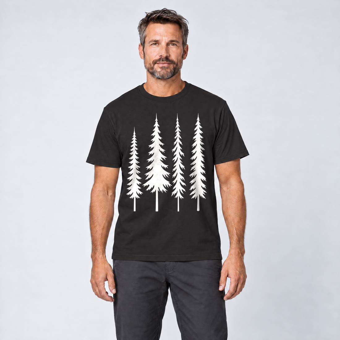 Mann trägt Vier Fichten – T-Shirt Unisex in Schwarz, Ansicht von vorn