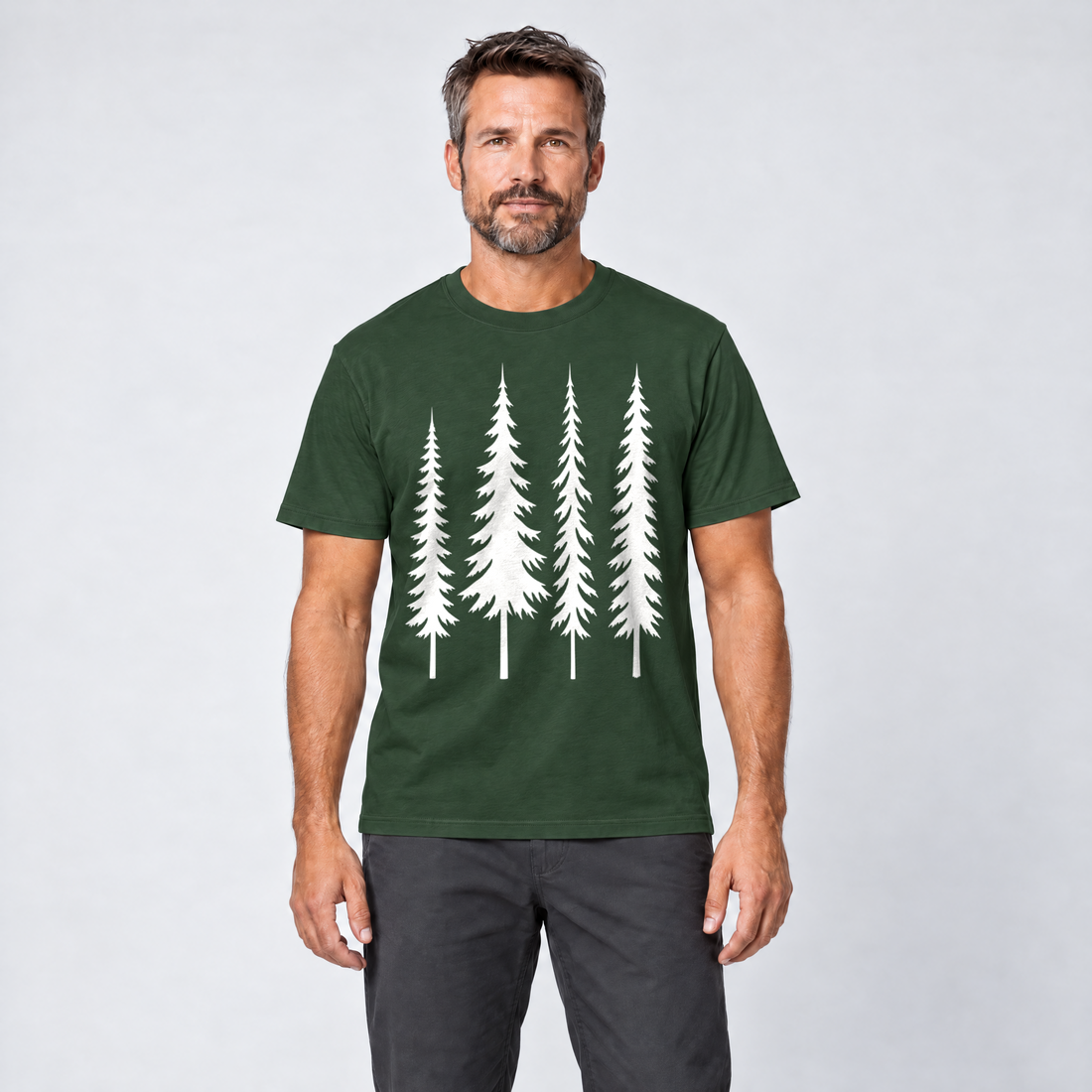 Mann trägt Vier Fichten – T-Shirt Unisex in Flaschengrün, Ansicht von vorn