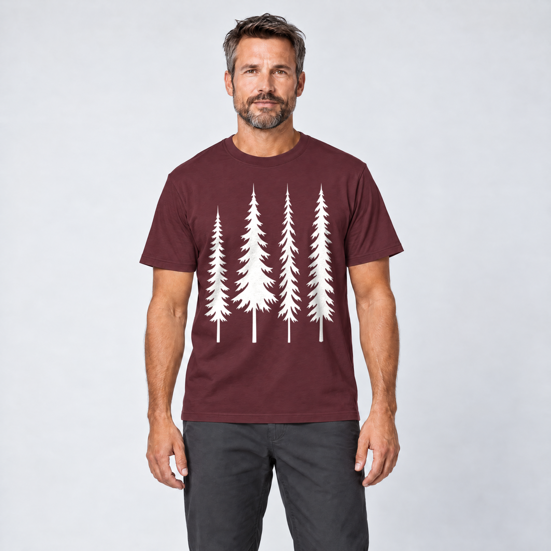 Mann trägt Vier Fichten – T-Shirt Unisex in Bordeaux, Ansicht von vorn