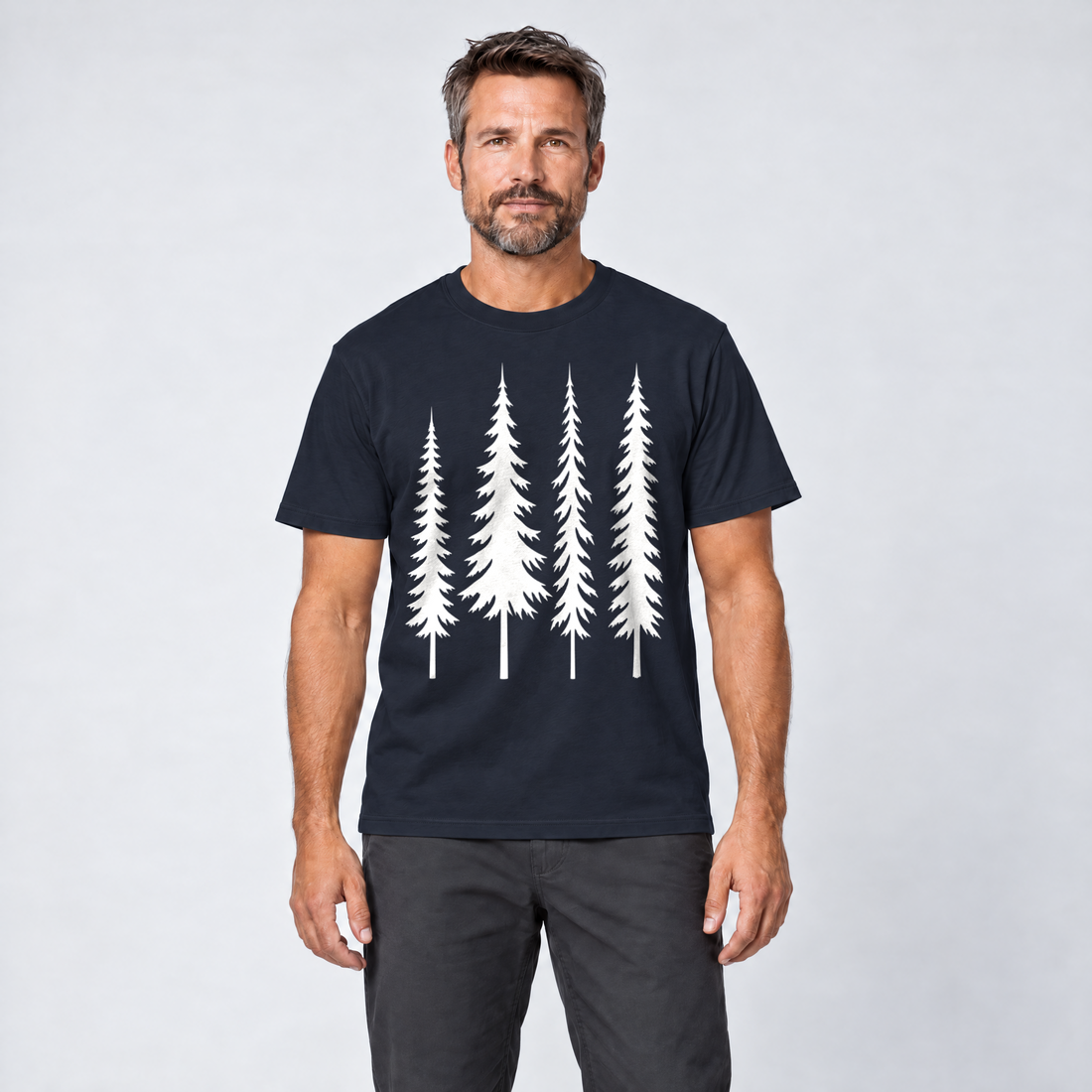 Mann trägt Vier Fichten – T-Shirt Unisex in Navy, Ansicht von vorn