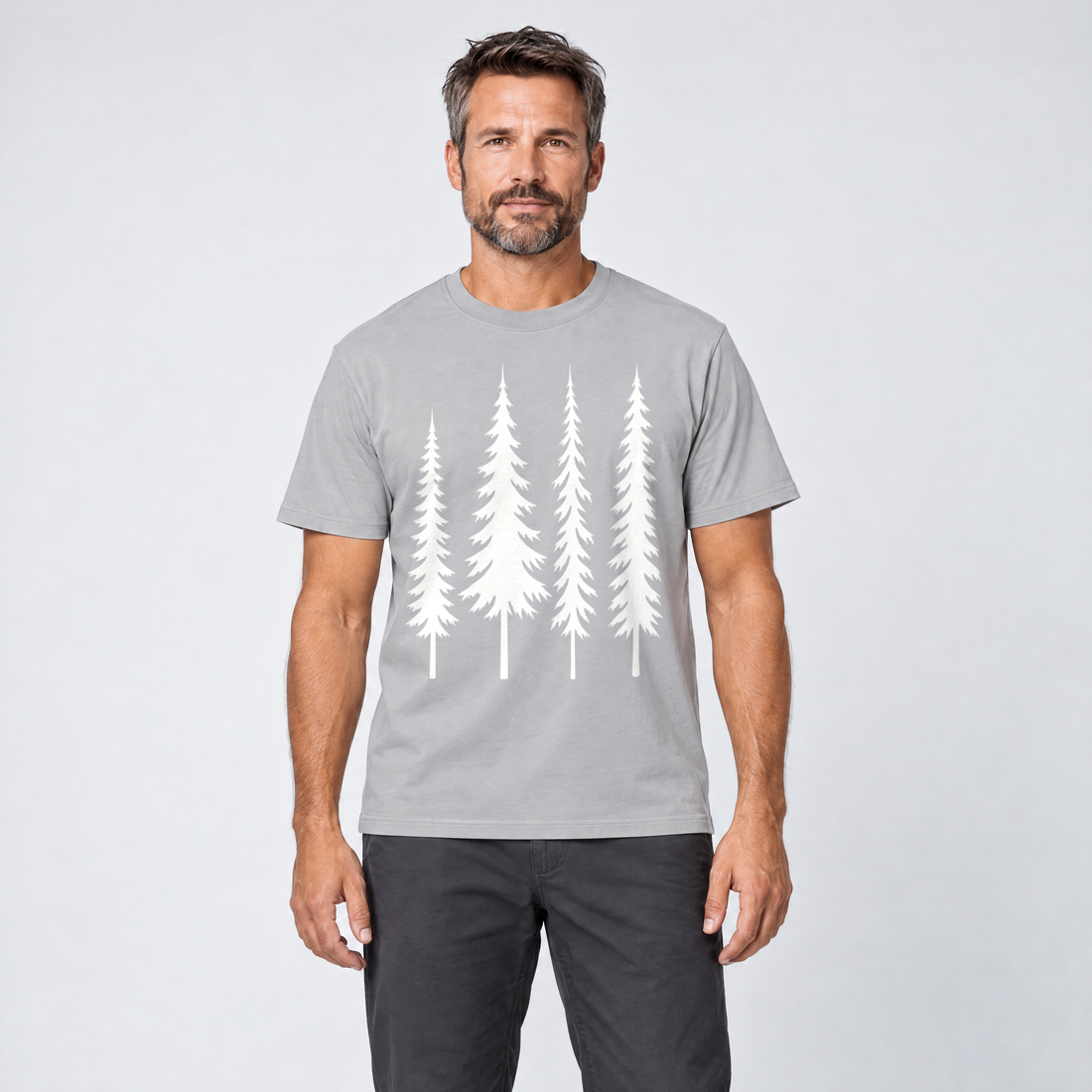Mann trägt Vier Fichten – T-Shirt Unisex in Hellgrau, Ansicht von vorn
