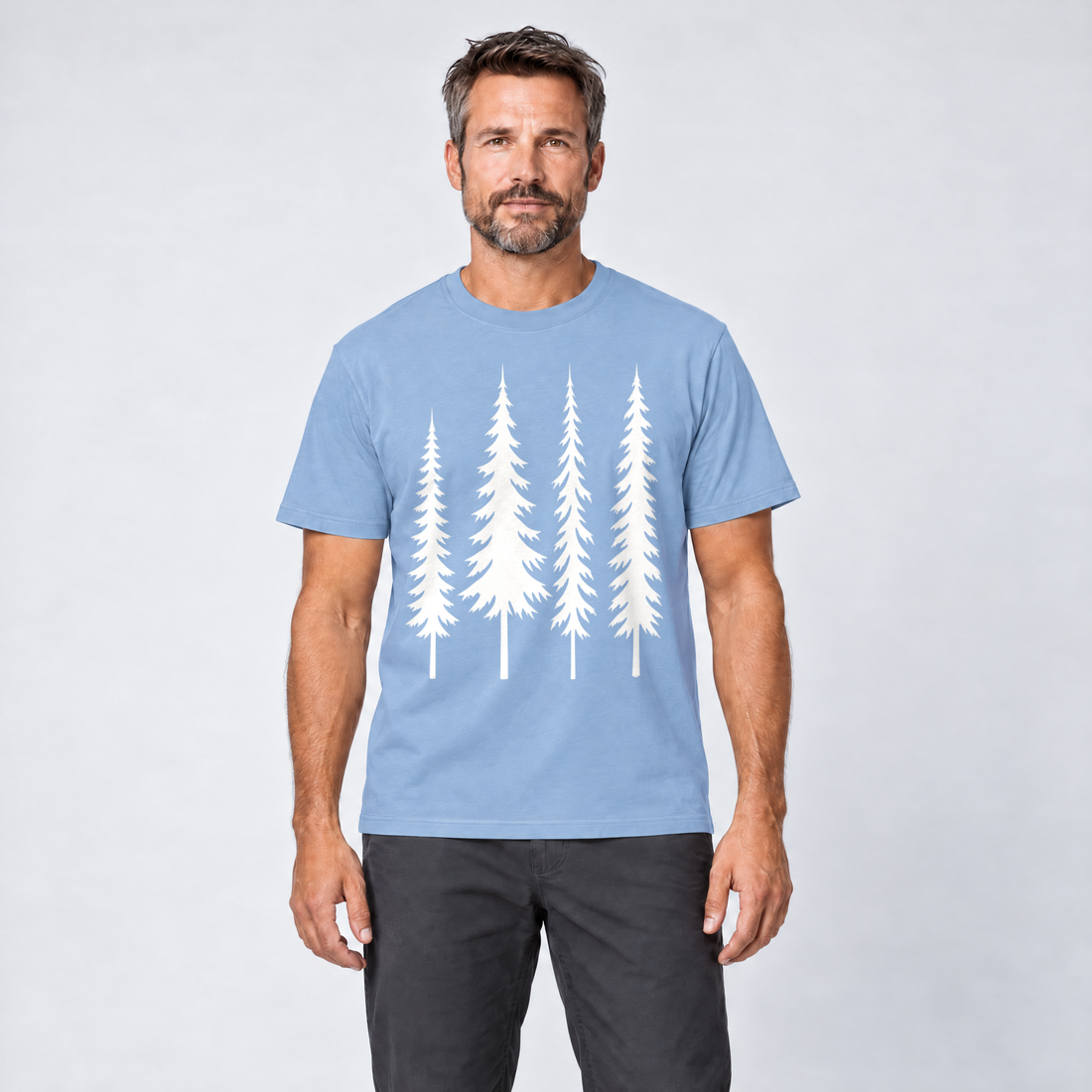 Mann trägt Vier Fichten – T-Shirt Unisex in Himmelblau, Ansicht von vorn
