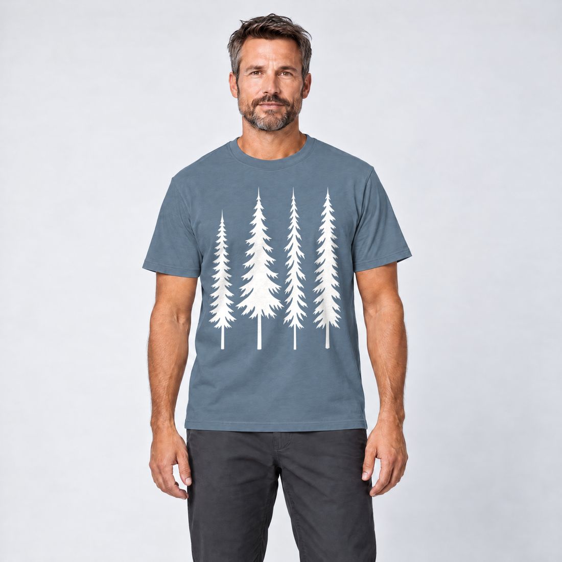 Mann trägt Vier Fichten – T-Shirt Unisex in Steinblau, Ansicht von vorn