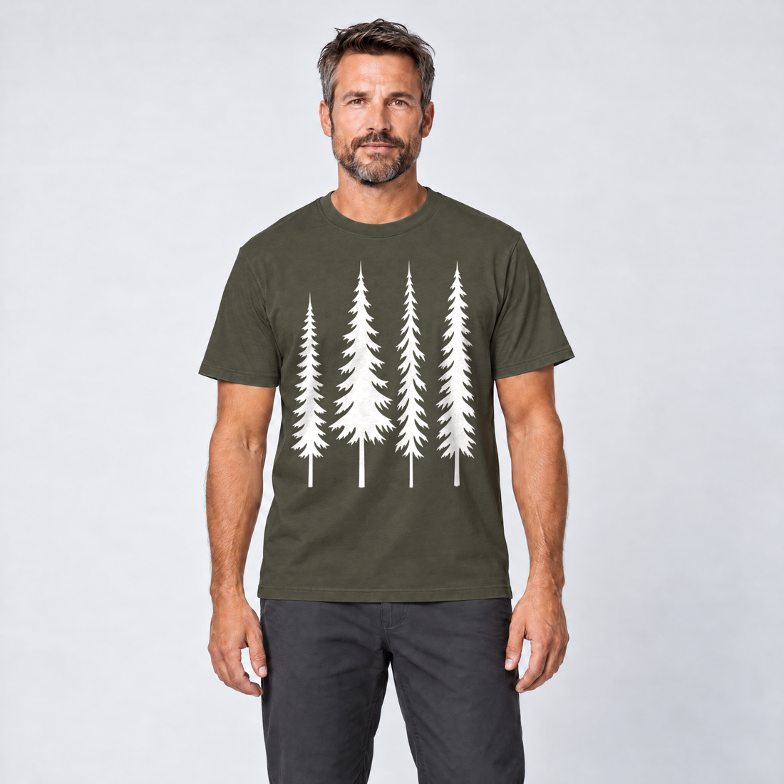 Mann trägt Vier Fichten – T-Shirt Unisex in Oliv, Ansicht von vorn