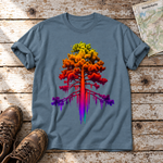 Kiefer im Wärmebild – T-Shirt Unisex in Steinblau, flach liegend auf alten Holzbrettern mit Wanderschuhen und Wanderkarte.
