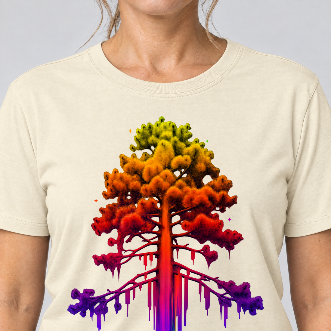Nahaufnahme des Drucks: Kiefer im Wärmebild – T-Shirt Unisex in Natur, von einer Frau getragen