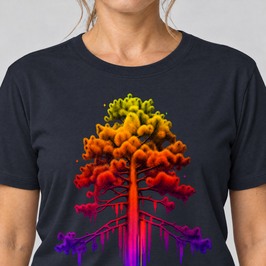Nahaufnahme des Drucks: Kiefer im Wärmebild – T-Shirt Unisex in Navy, von einer Frau getragen