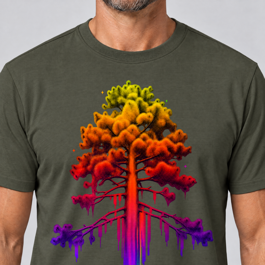 Nahaufnahme des Drucks: Kiefer im Wärmebild – T-Shirt Unisex in Oliv, von einem Mann getragen