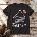 Wander off – T-Shirt Unisex in Schwarz, flach liegend auf alten Holzbrettern mit Wanderschuhen und Wanderkarte.