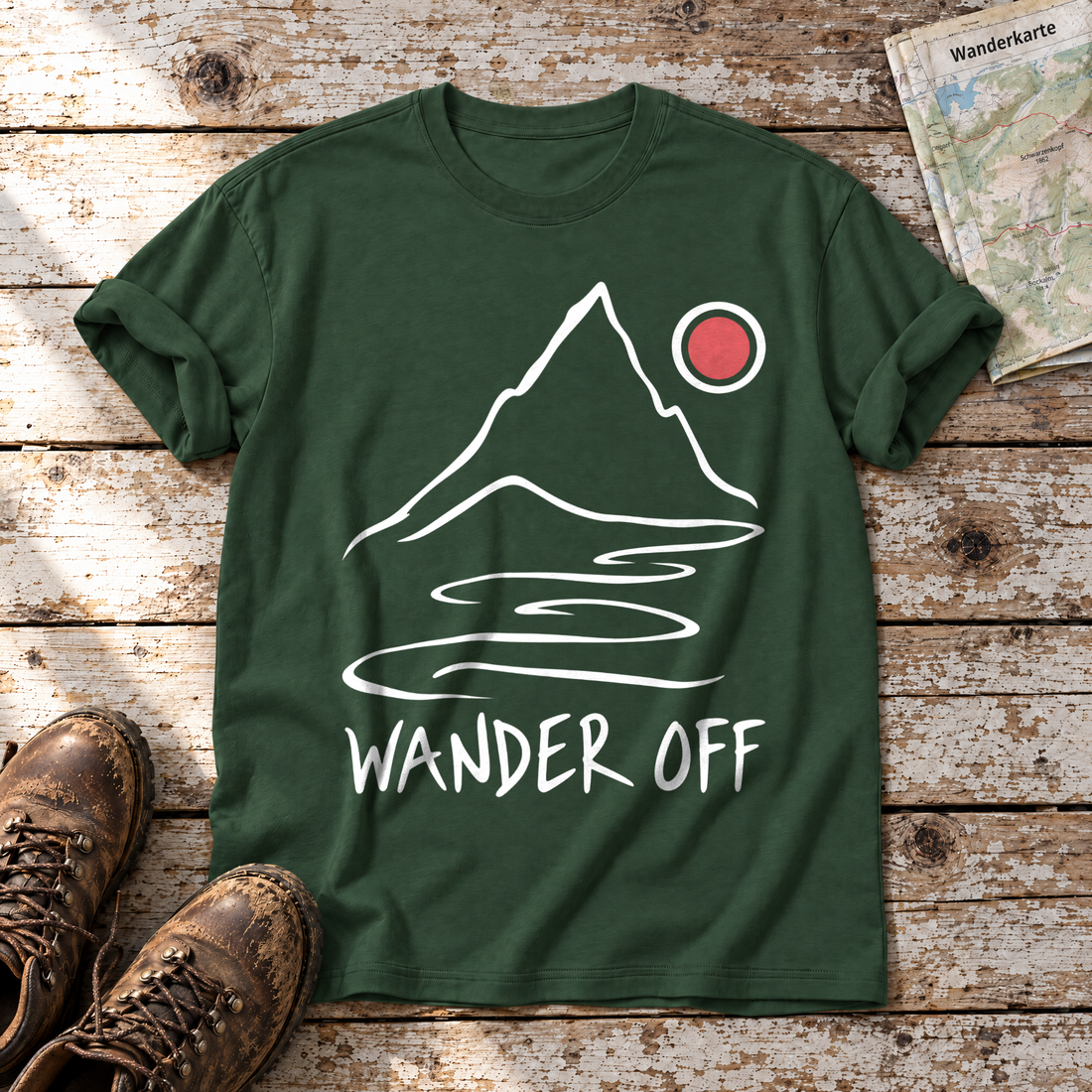 Wander off – T-Shirt Unisex in Flaschengrün, flach liegend auf alten Holzbrettern mit Wanderschuhen und Wanderkarte.