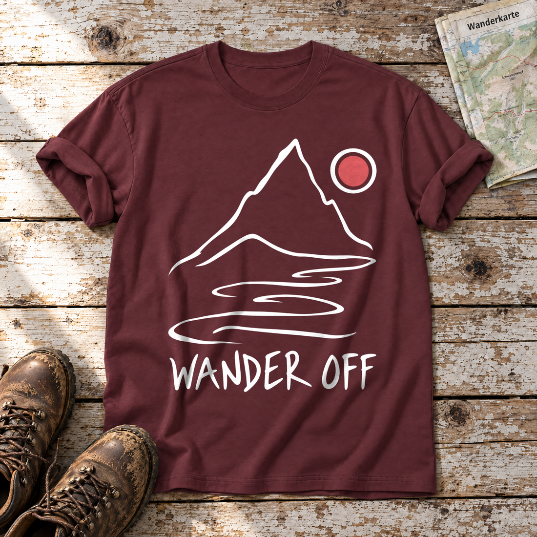 Wander off – T-Shirt Unisex in Bordeaux, flach liegend auf alten Holzbrettern mit Wanderschuhen und Wanderkarte.