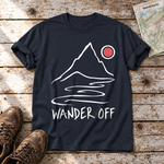 Wander off – T-Shirt Unisex in Navy, flach liegend auf alten Holzbrettern mit Wanderschuhen und Wanderkarte.