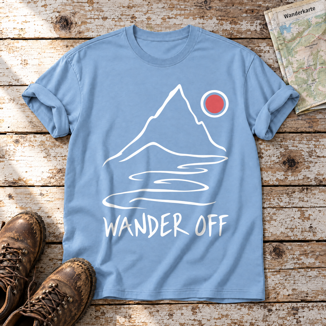 Wander off – T-Shirt Unisex in Himmelblau, flach liegend auf alten Holzbrettern mit Wanderschuhen und Wanderkarte.