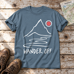 Wander off – T-Shirt Unisex in Steinblau, flach liegend auf alten Holzbrettern mit Wanderschuhen und Wanderkarte.