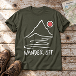 Wander off – T-Shirt Unisex in Oliv, flach liegend auf alten Holzbrettern mit Wanderschuhen und Wanderkarte.