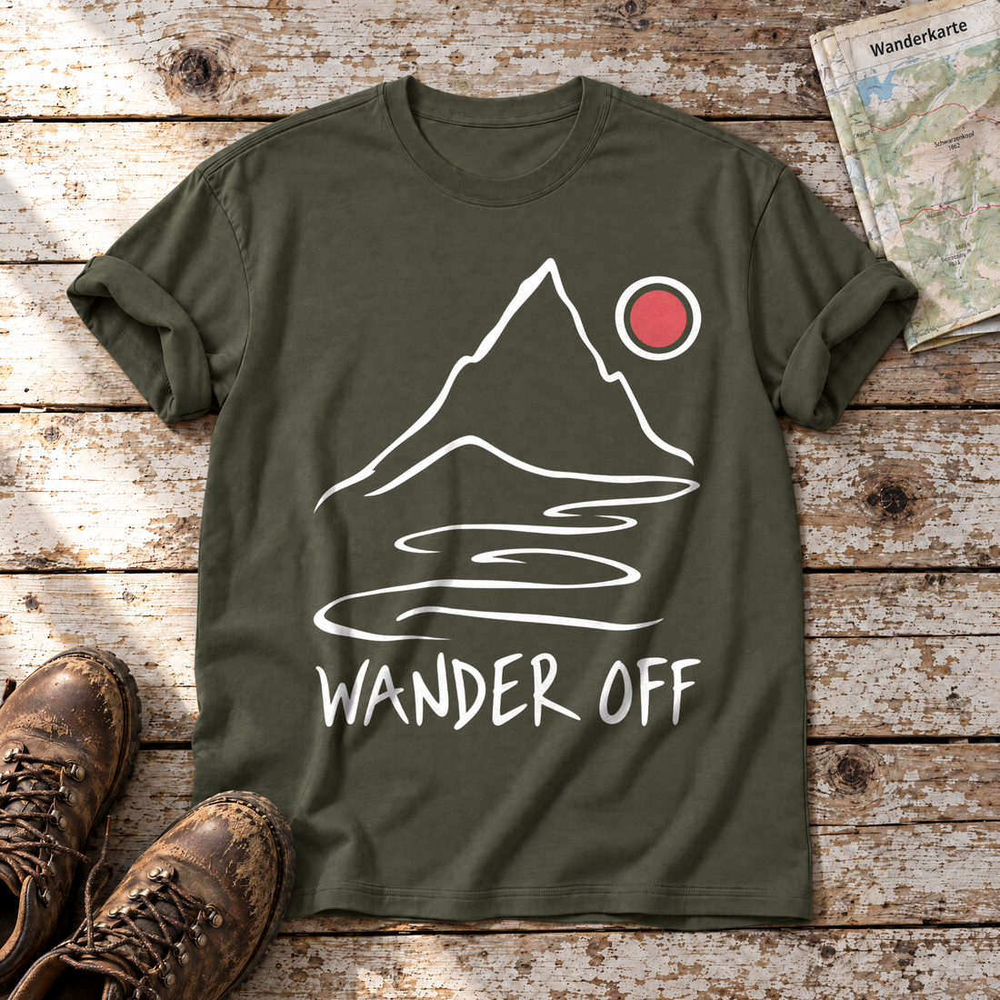 Wander off – T-Shirt Unisex in Oliv, flach liegend auf alten Holzbrettern mit Wanderschuhen und Wanderkarte.