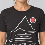 Nahaufnahme des Drucks: Wander off – T-Shirt Unisex in Schwarz, von einer Frau getragen