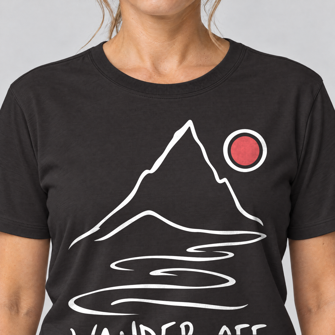 Nahaufnahme des Drucks: Wander off – T-Shirt Unisex in Schwarz, von einer Frau getragen