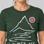 Nahaufnahme des Drucks: Wander off – T-Shirt Unisex in Flaschengrün, von einer Frau getragen