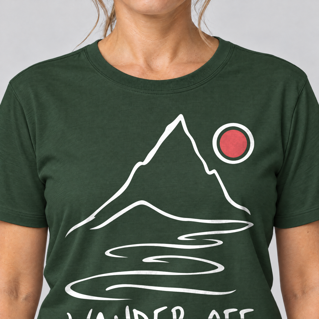 Nahaufnahme des Drucks: Wander off – T-Shirt Unisex in Flaschengrün, von einer Frau getragen