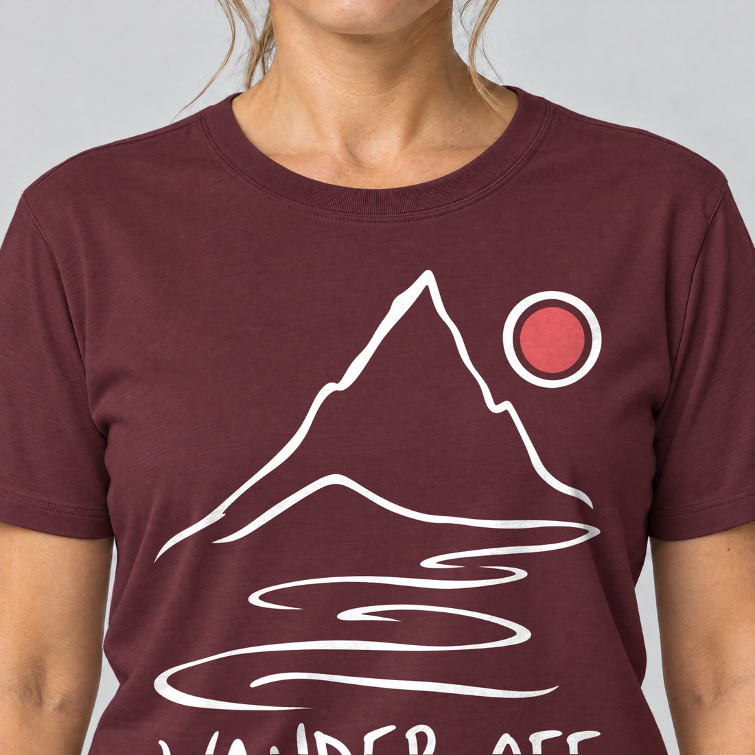 Nahaufnahme des Drucks: Wander off – T-Shirt Unisex in Bordeaux, von einer Frau getragen