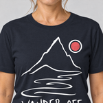 Nahaufnahme des Drucks: Wander off – T-Shirt Unisex in Navy, von einer Frau getragen