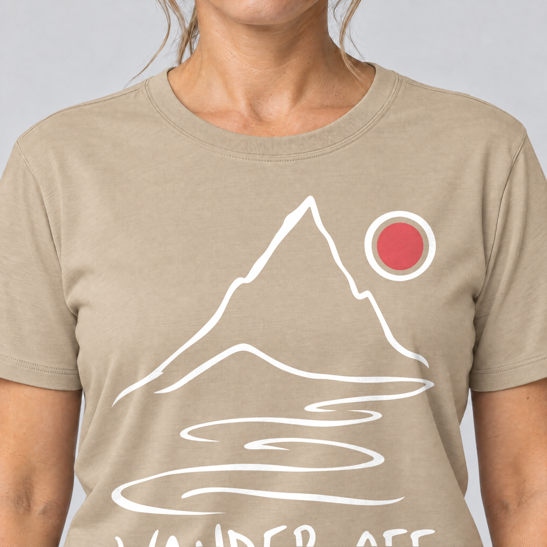 Nahaufnahme des Drucks: Wander off – T-Shirt Unisex in Sand, von einer Frau getragen