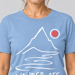 Nahaufnahme des Drucks: Wander off – T-Shirt Unisex in Himmelblau, von einer Frau getragen