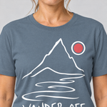 Nahaufnahme des Drucks: Wander off – T-Shirt Unisex in Steinblau, von einer Frau getragen
