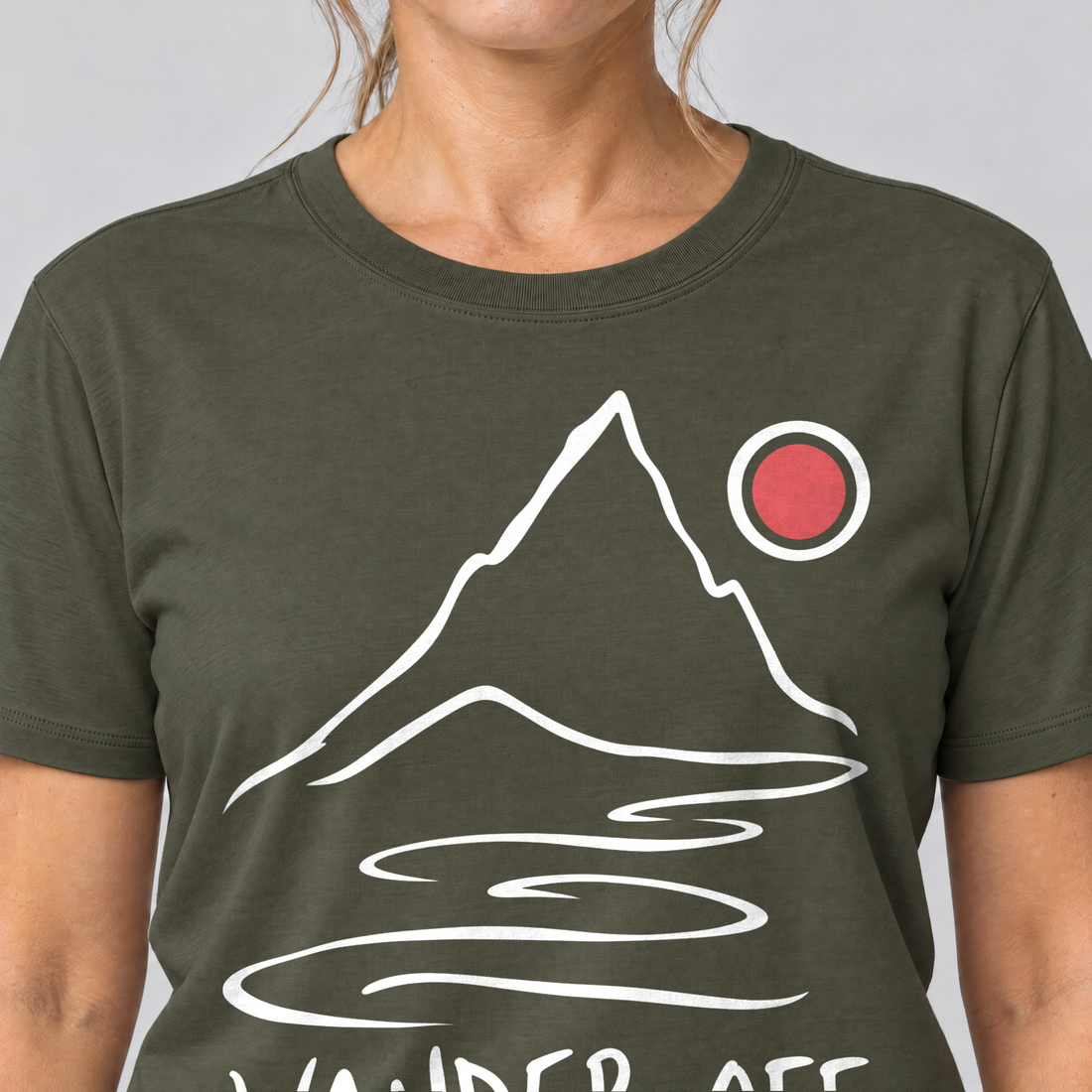 Nahaufnahme des Drucks: Wander off – T-Shirt Unisex in Oliv, von einer Frau getragen