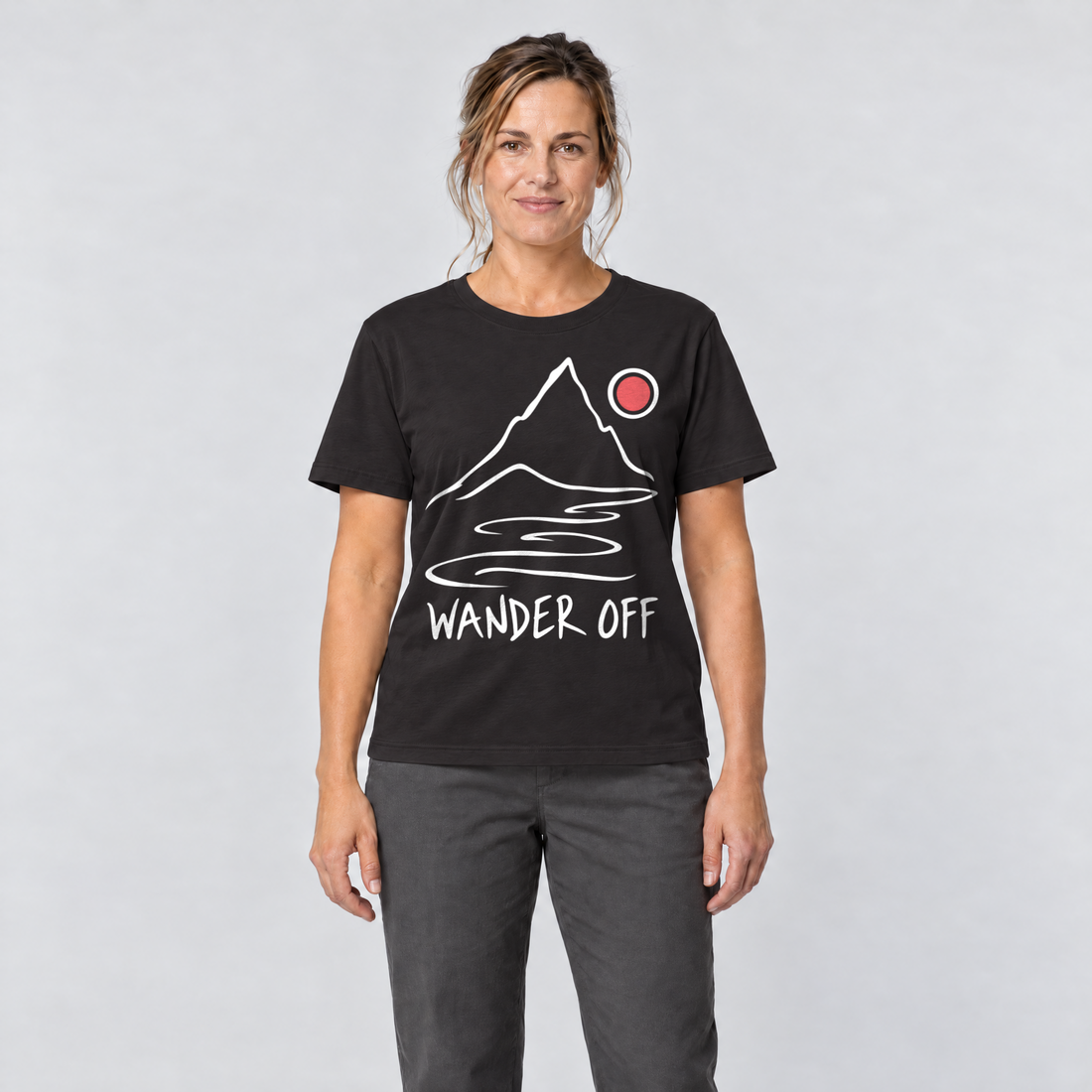 Frau trägt Wander off – T-Shirt Unisex in Schwarz, Ansicht von vorn