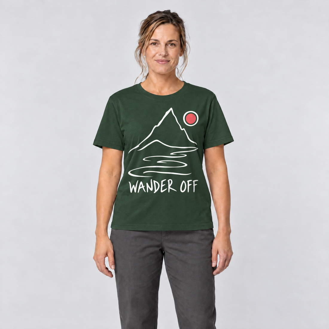 Frau trägt Wander off – T-Shirt Unisex in Flaschengrün, Ansicht von vorn