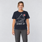 Frau trägt Wander off – T-Shirt Unisex in Navy, Ansicht von vorn