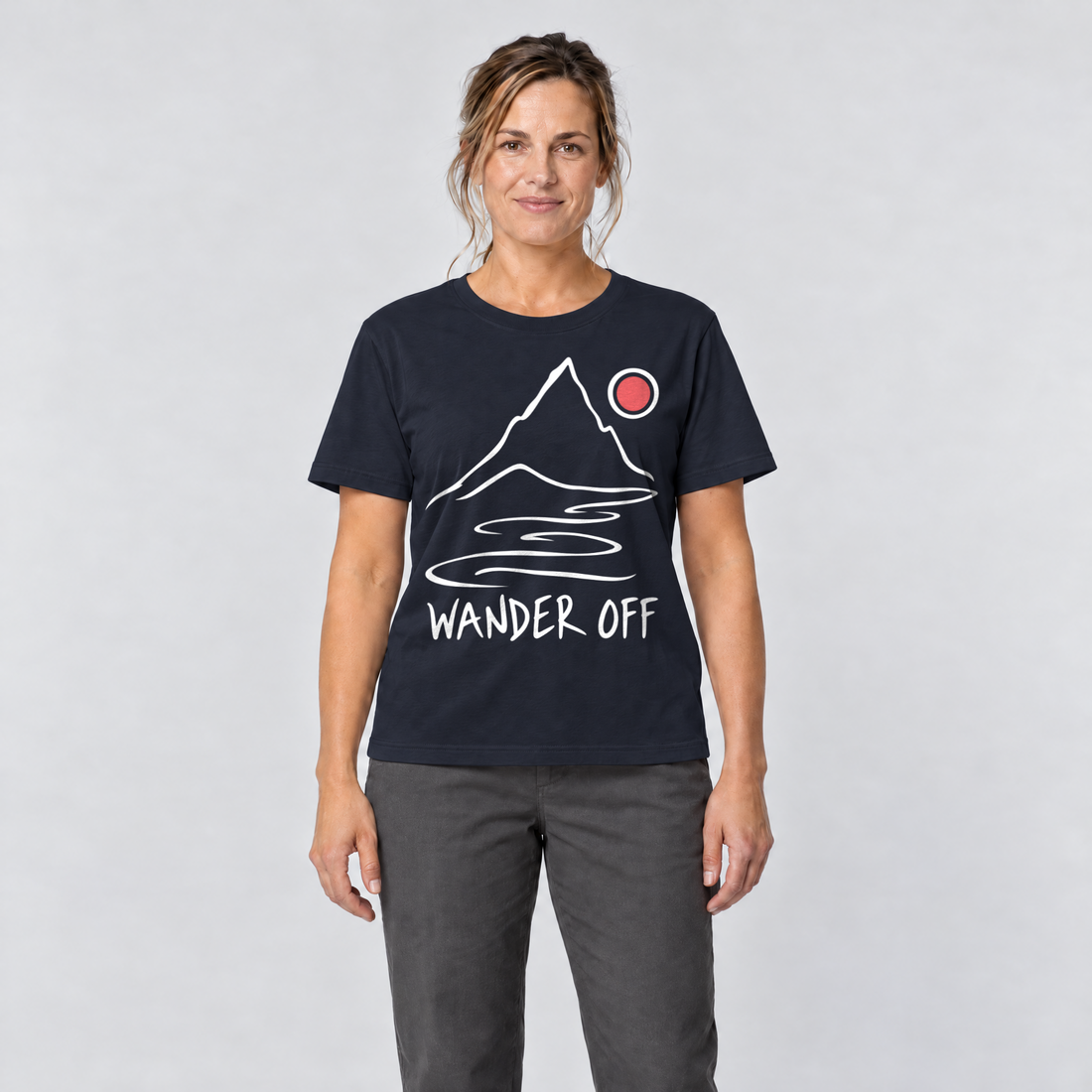 Frau trägt Wander off – T-Shirt Unisex in Navy, Ansicht von vorn