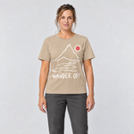 Frau trägt Wander off – T-Shirt Unisex in Sand, Ansicht von vorn