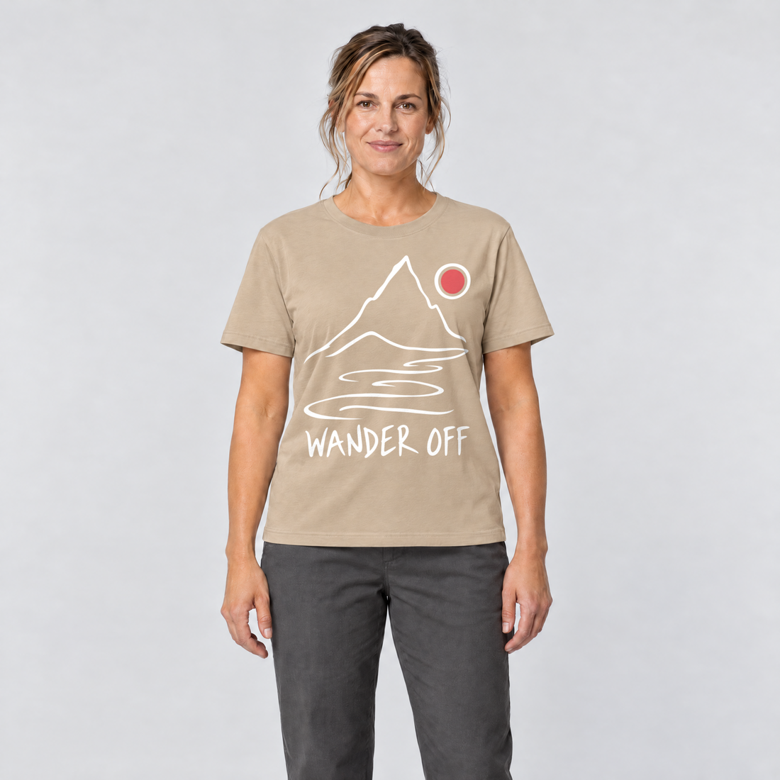 Frau trägt Wander off – T-Shirt Unisex in Sand, Ansicht von vorn