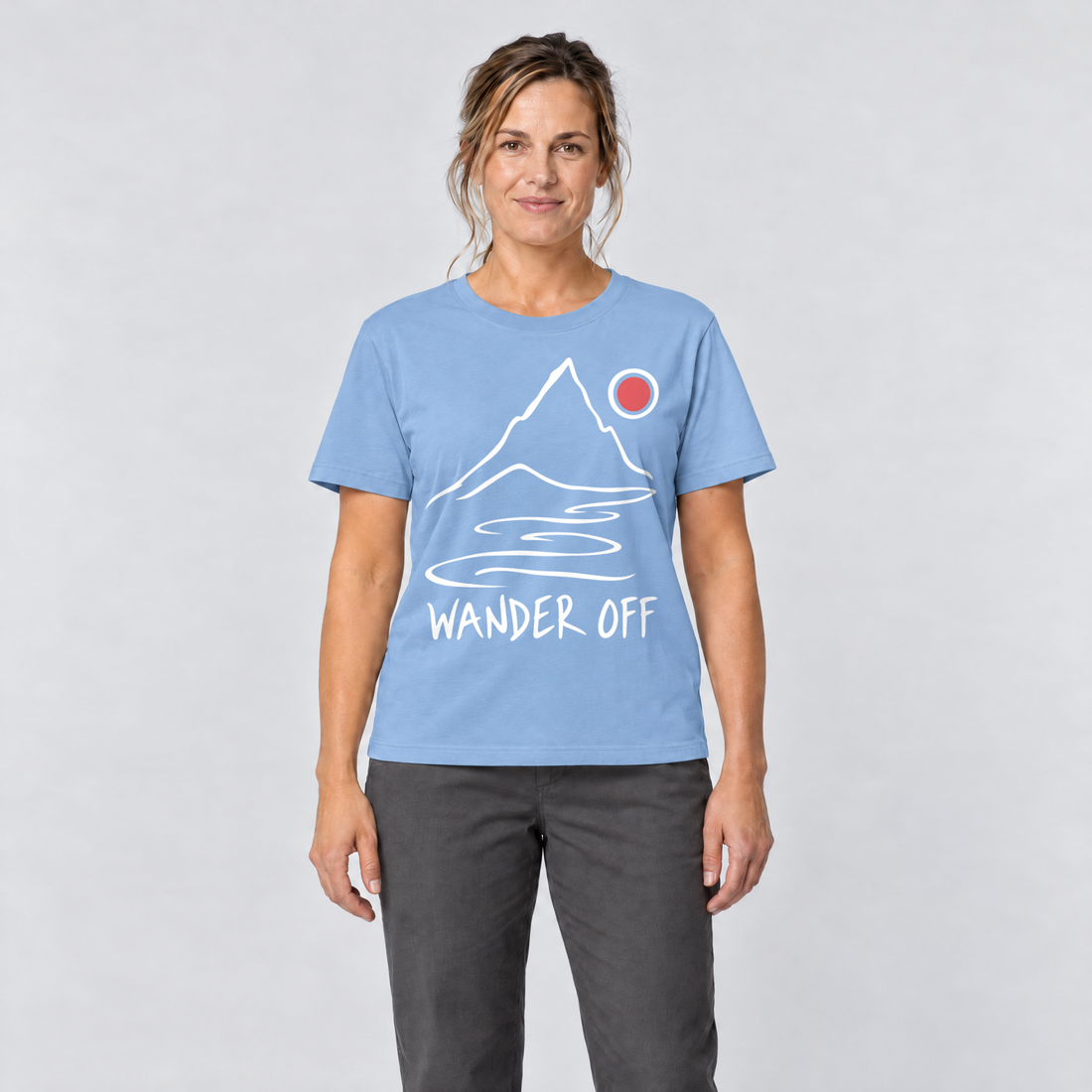 Frau trägt Wander off – T-Shirt Unisex in Himmelblau, Ansicht von vorn