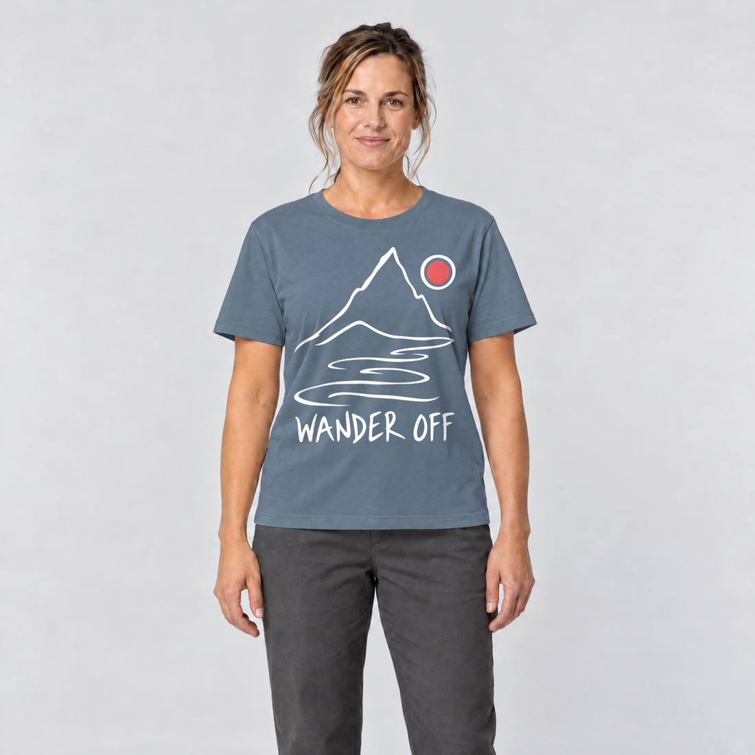 Frau trägt Wander off – T-Shirt Unisex in Steinblau, Ansicht von vorn