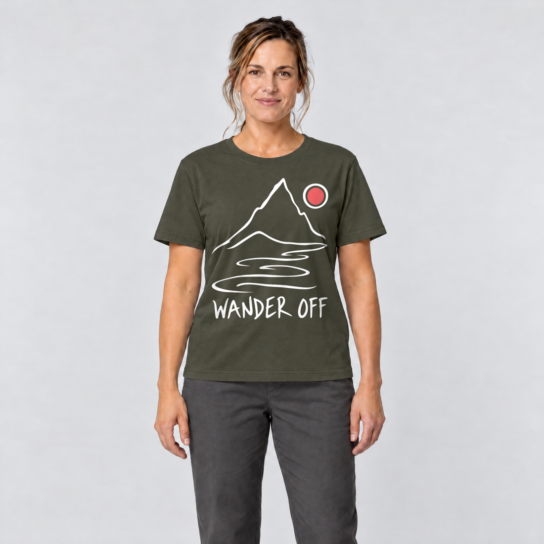 Frau trägt Wander off – T-Shirt Unisex in Oliv, Ansicht von vorn