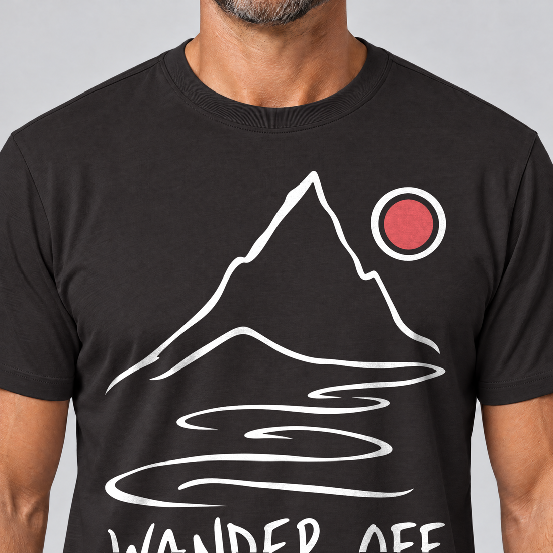 Nahaufnahme des Drucks: Wander off – T-Shirt Unisex in Schwarz, von einem Mann getragen
