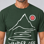Nahaufnahme des Drucks: Wander off – T-Shirt Unisex in Flaschengrün, von einem Mann getragen