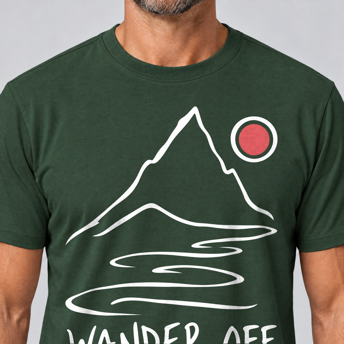 Nahaufnahme des Drucks: Wander off – T-Shirt Unisex in Flaschengrün, von einem Mann getragen