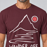 Nahaufnahme des Drucks: Wander off – T-Shirt Unisex in Bordeaux, von einem Mann getragen