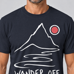Nahaufnahme des Drucks: Wander off – T-Shirt Unisex in Navy, von einem Mann getragen