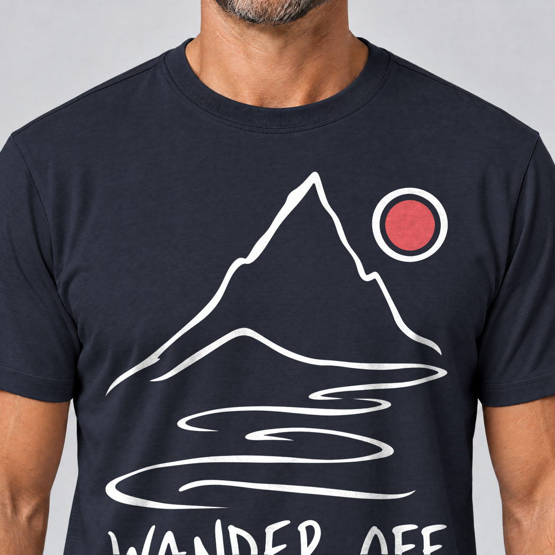 Nahaufnahme des Drucks: Wander off – T-Shirt Unisex in Navy, von einem Mann getragen