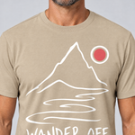 Nahaufnahme des Drucks: Wander off – T-Shirt Unisex in Sand, von einem Mann getragen