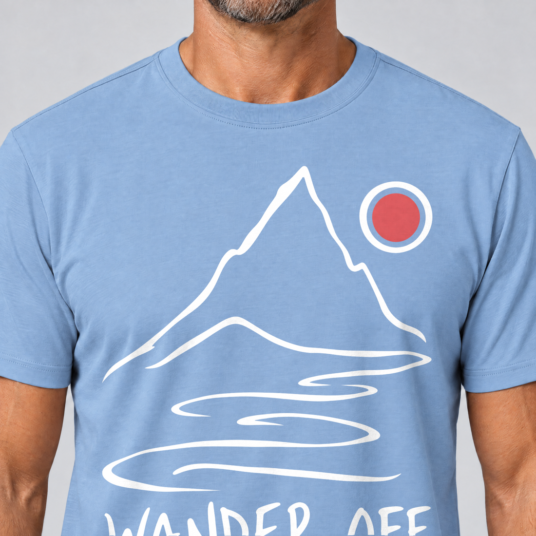 Nahaufnahme des Drucks: Wander off – T-Shirt Unisex in Himmelblau, von einem Mann getragen